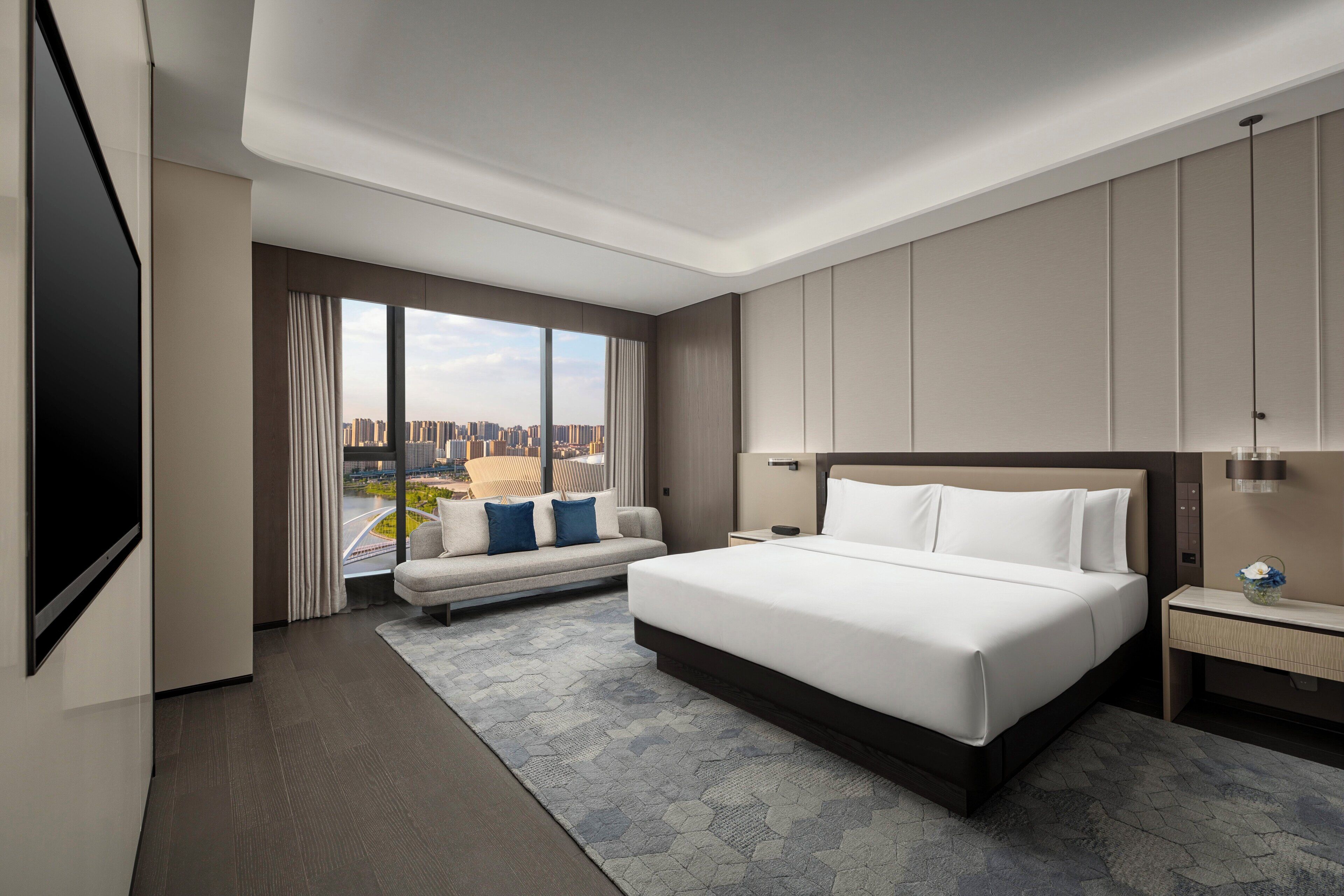 Executive Suite, 1 King Bed, Club Lounge Access | Room amenity