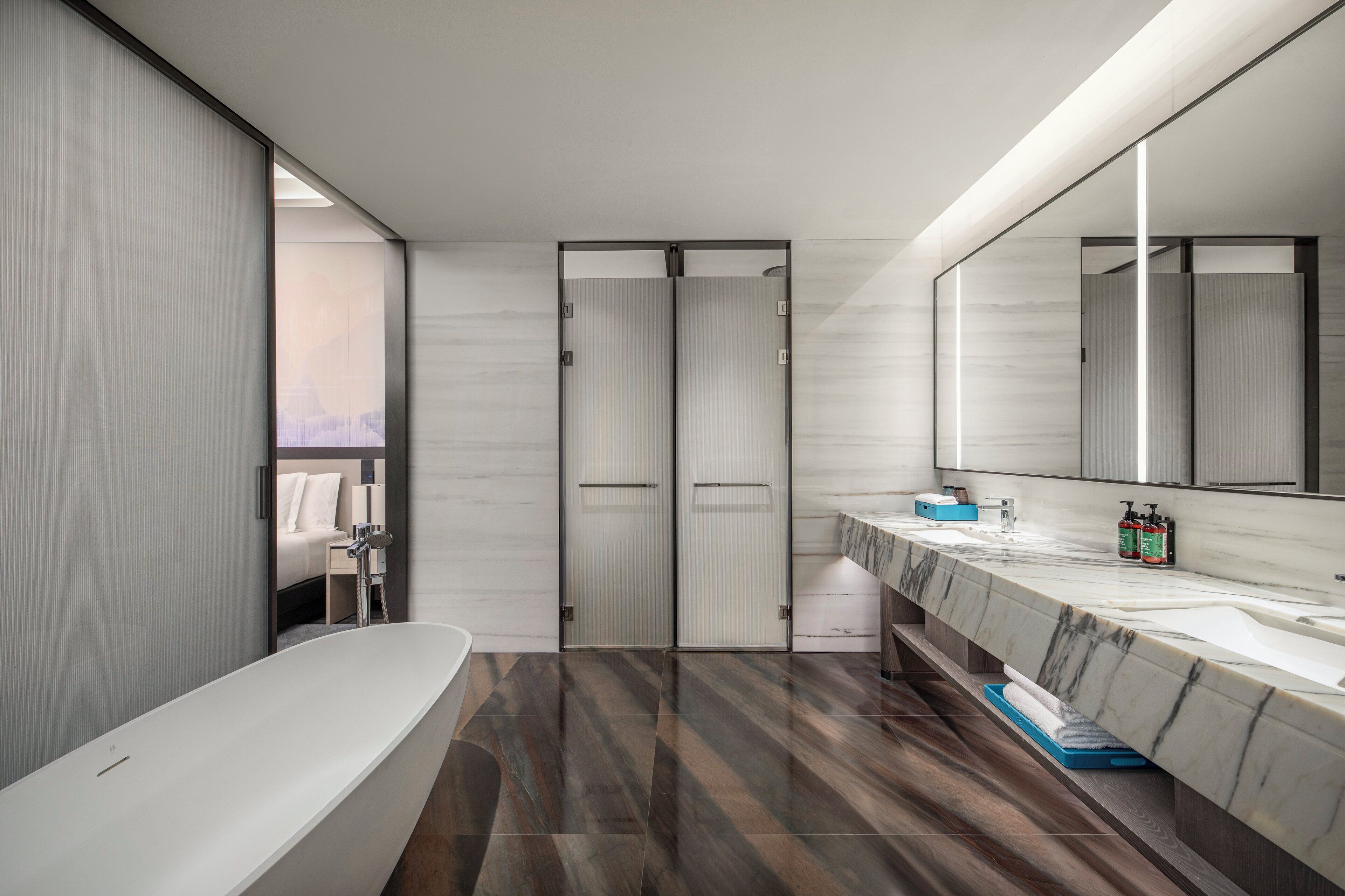 Suite, 1 King-Bett, Zutritt zur Club Lounge (Ambassador Ste, Dining Area) | Bettwäsche