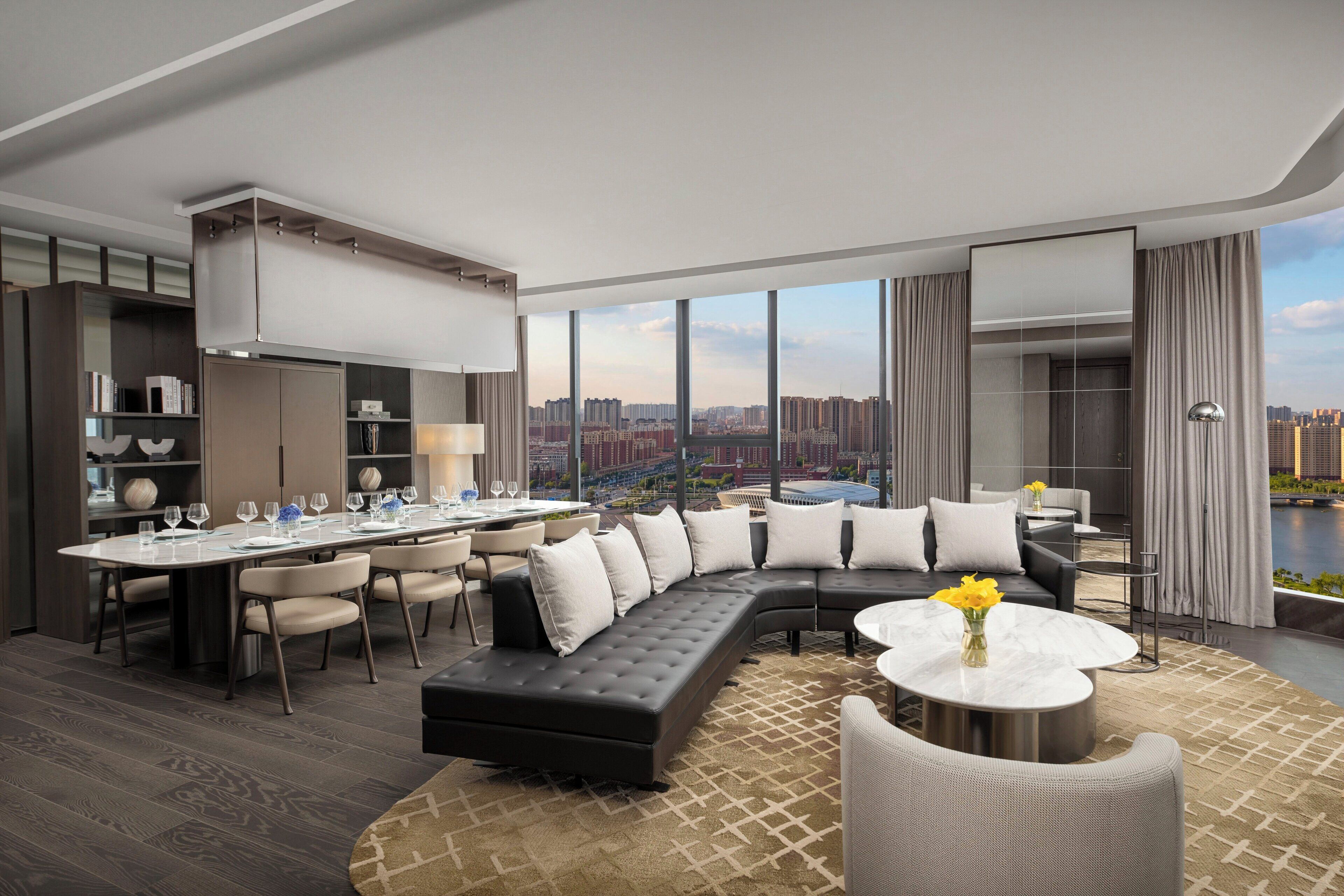 Suite, 1 kingsize-seng, Club Lounge-tilgang (Ambassador Ste, Dining Area) | Sengetøy