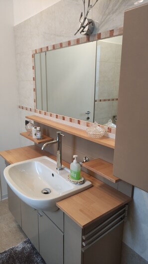 Dusche, Haartrockner, Bidet, Handtücher