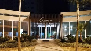 Ein Hotel Eingang, über den der Name 'Evian' prangt.