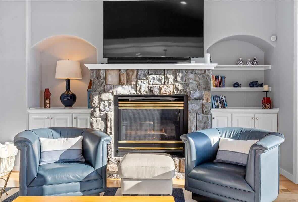 Smart TV, fireplace, DVD player, stereo