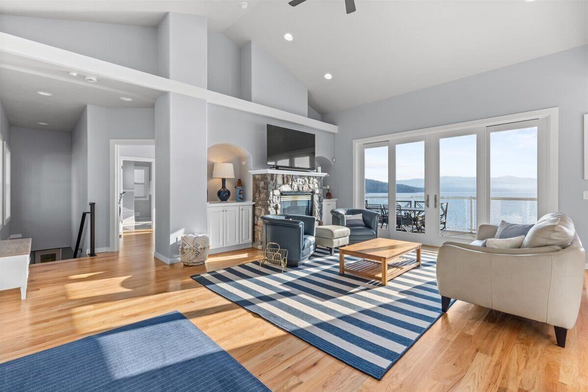 TV connectée, cheminée, table de tennis de table, livres