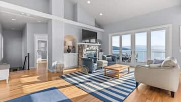 TV connectée, cheminée, table de tennis de table, livres