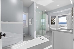 Shower, hair dryer, towels, shampoo - Lakefront luxury with dock and views near Gozzer (Harrison)