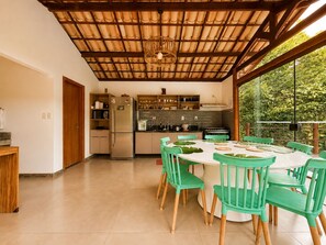 Dining tables - Refúgio By Bellatrix (Mata de São João)