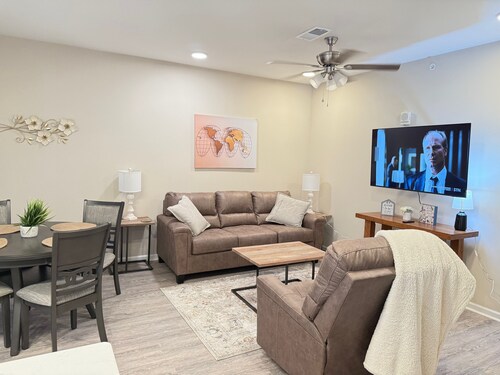 2B Gorgeous 2-bedroom new apartment in lively Huntsville
