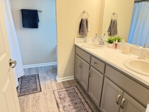 Hair dryer, bidet, towels, soap - 2B Gorgeous 2-bedroom new apartment in lively Huntsville (Huntsville)