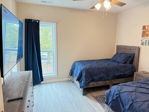 2 bedrooms, iron/ironing board, WiFi, bed sheets - 2B Gorgeous 2-bedroom new apartment in lively Huntsville (Huntsville)
