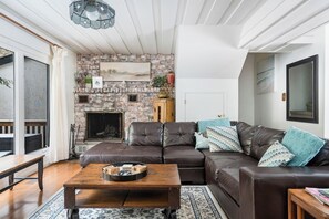 TV, fireplace - Birch Meadow at The Blue Mountains for 8 (The Blue Mountains)