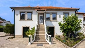 A two-story building with a central staircase, white walls, and a tiled roof. - Desassossego House | Swimming pool | Sauna | Peace and quiet (Monção)