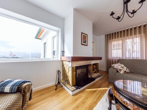 TV, fireplace - Desassossego House | Swimming pool | Sauna | Peace and quiet (Monção)