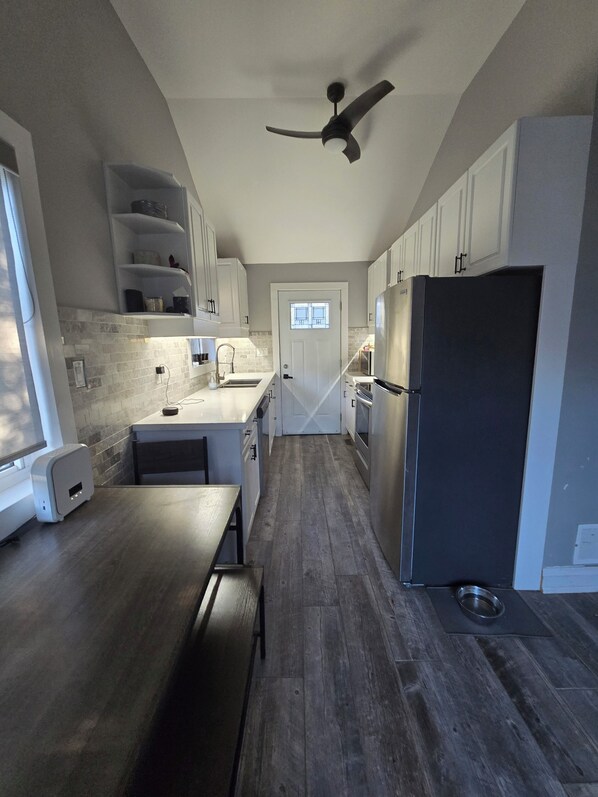 ثلاجة، ميكروويف، فرن، موقد طهي مسطح