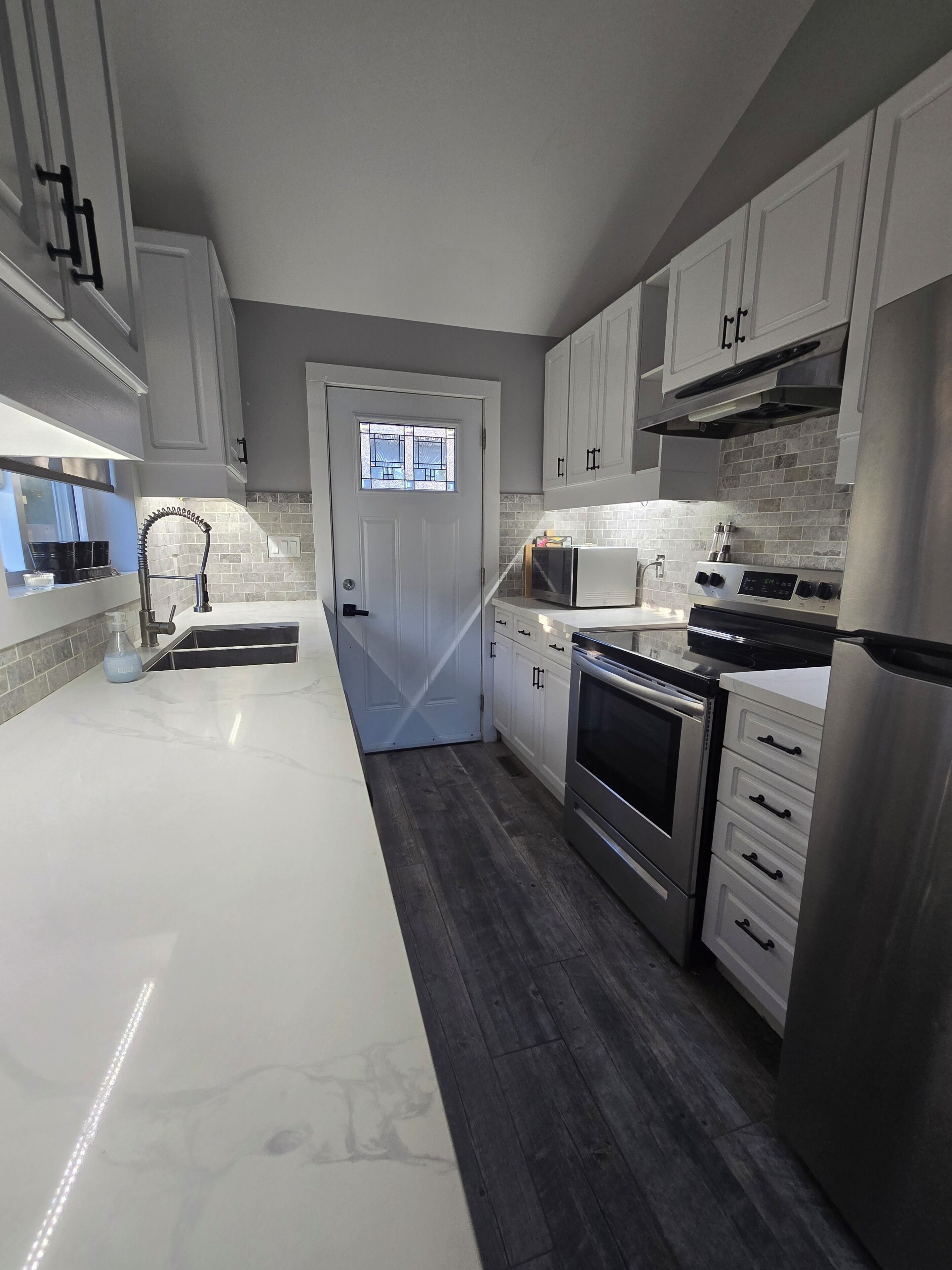 雪櫃、微波爐、焗爐、爐具