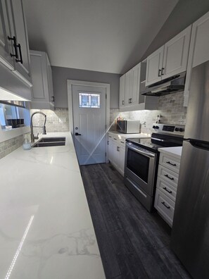 ثلاجة، ميكروويف، فرن، موقد طهي مسطح