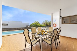 Outdoor dining - Villa Noa by Escape Home (Playa Blanca)