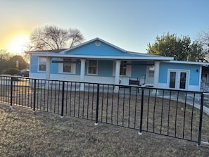 Exterior - Beautiful 3-bedroom townhome with AC in charming Brownsville (Brownsville)