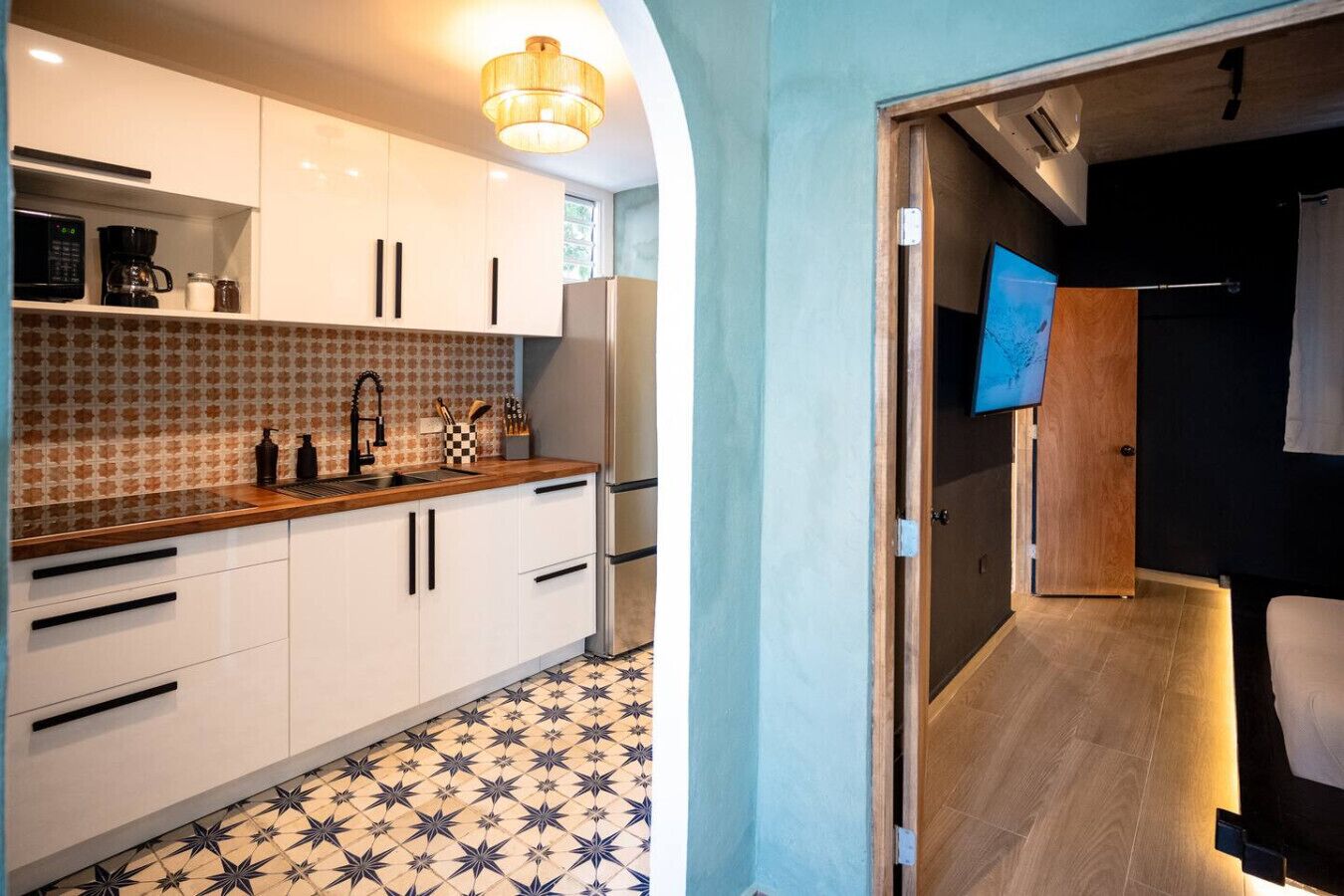 Kühlschrank, Mikrowelle, Herdplatte, Wasserkocher mit Kaffee-/Teezubehör