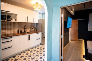 Fridge, microwave, stovetop, coffee/tea maker - Nichiyōbi House「UNIT #1「Koneko」 (San Juan)