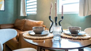 A round dining table with two bowls and a candle holder. - Nichiyōbi House「UNIT #1「Koneko」 (San Juan)