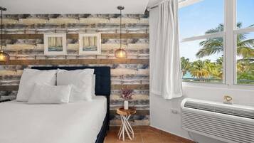 Tabla de planchar con plancha, cuna de viaje, wifi y ropa de cama
