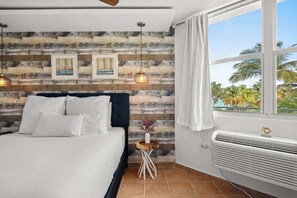 Tabla de planchar con plancha, cuna de viaje, wifi y ropa de cama 