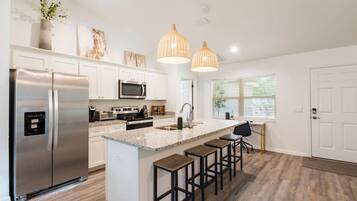 Een koelkast, een magnetron, een oven, een kookplaat