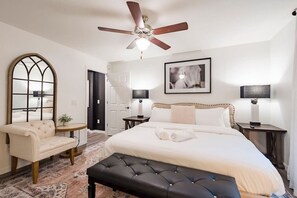 Een bureau, een strijkplank/strijkijzer, reisbedje, wifi