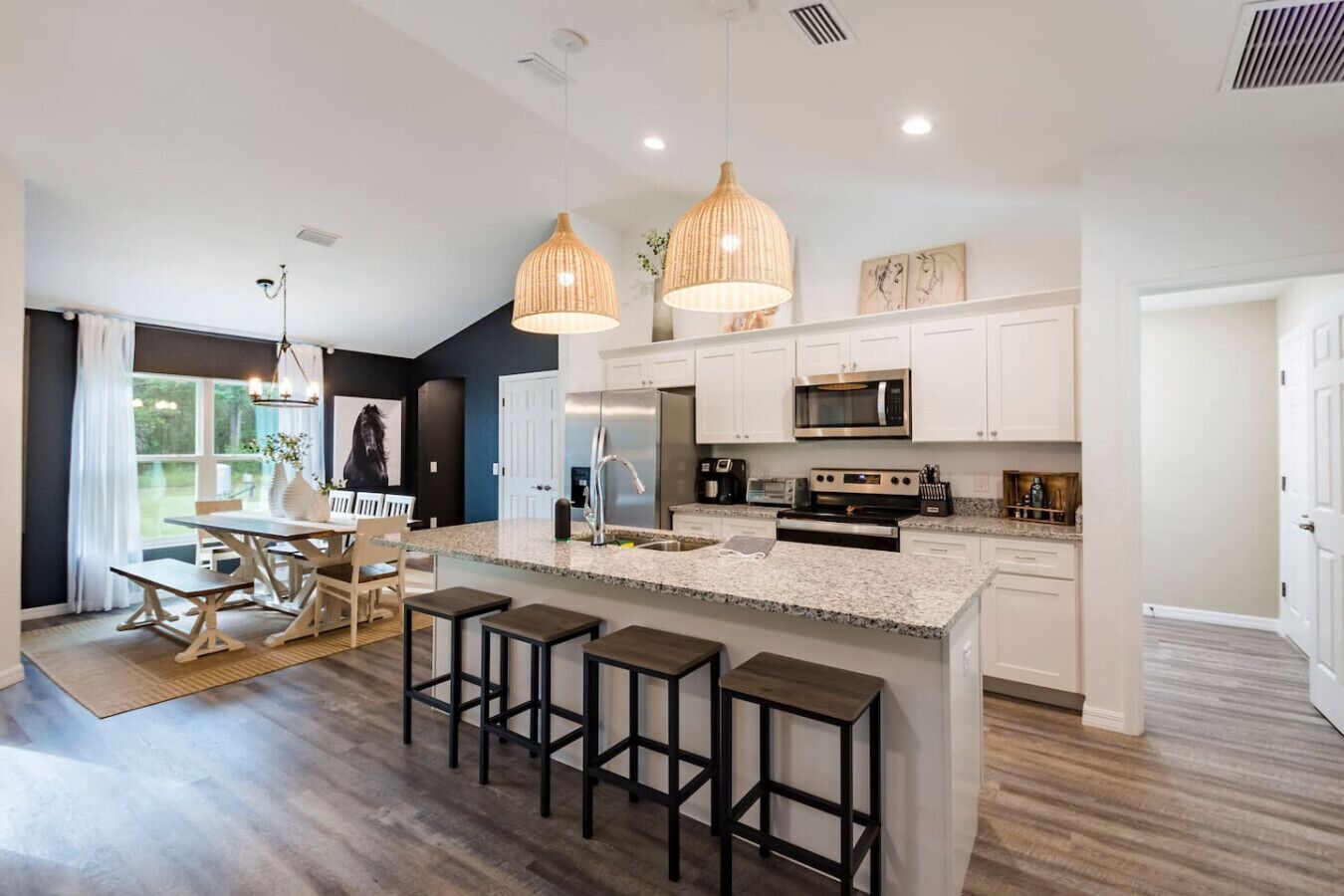 Kjøleskap, mikrobølgeovn, ovn og kokeplater