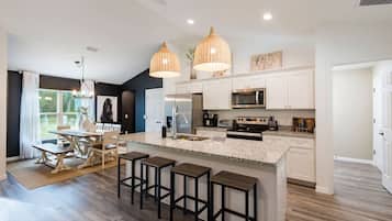 Een koelkast, een magnetron, een oven, een kookplaat