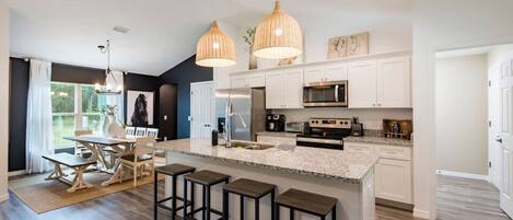 Een koelkast, een microgolfoven, een oven, een kookplaat