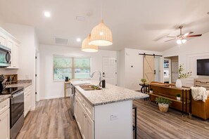 Een koelkast, een magnetron, een oven, een kookplaat