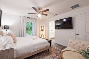 4 habitaciones, escritorio y tabla de planchar con plancha 