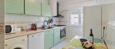 冷蔵庫、電子レンジ、オーブン、コンロ