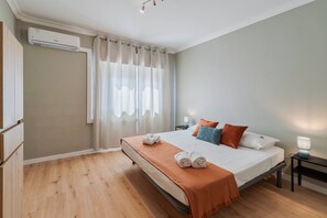 3 slaapkamers, een strijkplank/strijkijzer, internet, beddengoed