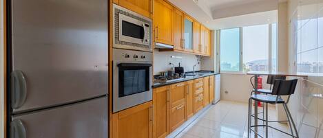 冷蔵庫、電子レンジ、オーブン、コンロ