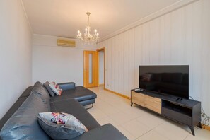 TV - Camilo Apartment - By Y Concept (Setúbal)