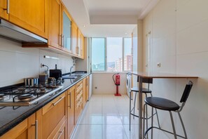 Fridge, microwave, oven, stovetop - Camilo Apartment - By Y Concept (Setúbal)