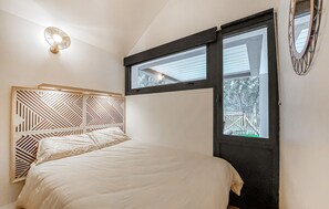 2 habitaciones, tabla de planchar con plancha y cuna de viaje 
