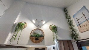 A room with a high ceiling, a large mirror, and three hanging baskets with plants. - Awesome home in Meschers-sur-Gironde with WiFi (Meschers-sur-Gironde)