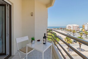 Outdoor dining - Costa 27 Beach Apartment - By Y Concept (Almada)
