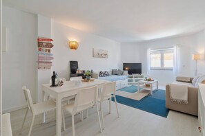 TV - Costa 27 Beach Apartment - By Y Concept (Almada)
