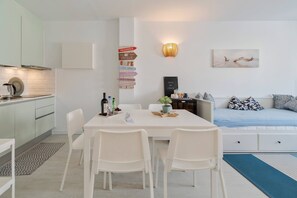 Dining - Costa 27 Beach Apartment - By Y Concept (Almada)