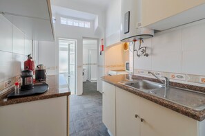 Fridge, microwave, oven, stovetop - Mercy House - By Y Concept (Setúbal)