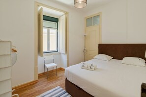 4 bedrooms, iron/ironing board, internet, bed sheets - Mercy House - By Y Concept (Setúbal)