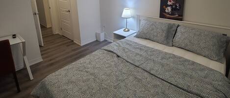 Een strijkplank/strijkijzer, wifi, beddengoed