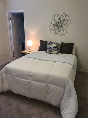 Tabla de planchar con plancha, wifi y ropa de cama 