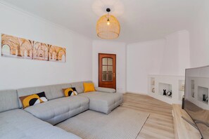 TV - Lucia House - By Y Concept (Setúbal)