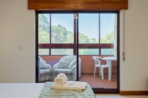 1 chambre, fer et planche à repasser, accès Internet, draps fournis