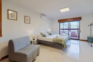 1 habitación, tabla de planchar con plancha, internet y ropa de cama 